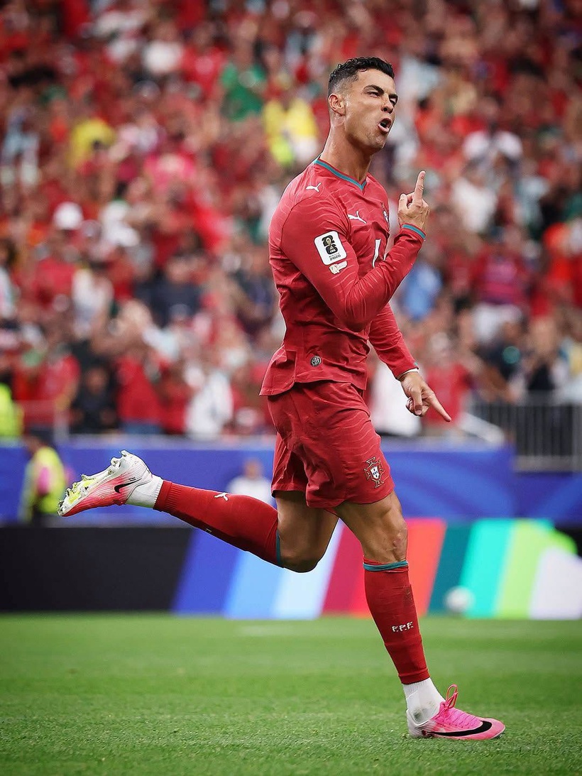 Foot : Cristiano Ronaldo devient le premier joueur à marquer dans six Coupes du monde différentes Foot : Cristiano Ronaldo devient le premier joueur à marquer dans six Coupes du monde différentes