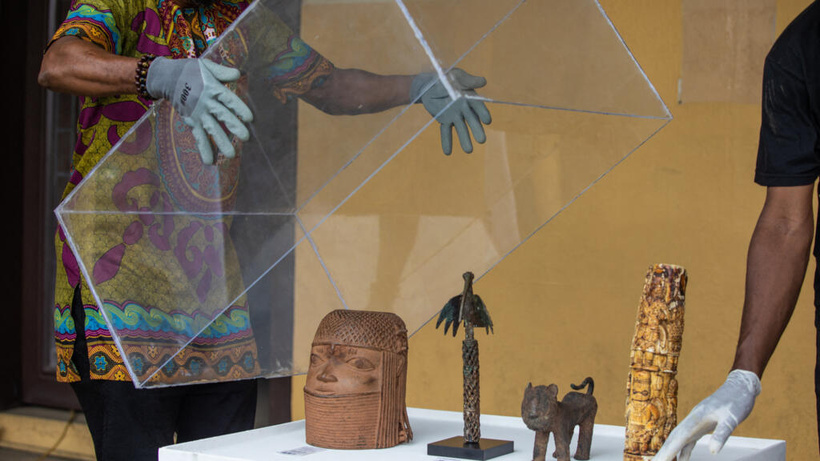 La Suisse remet au Nigeria un premier lot de bronzes de l’ancien royaume du Bénin