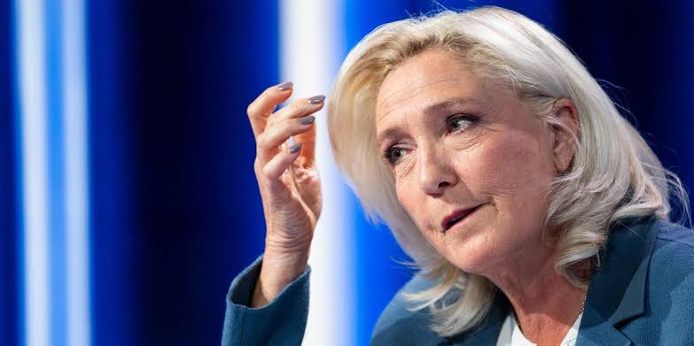 Présidentielle 2027 :  Marine Le Pen candidate, sous réserve d'être « libre de ses mouvements » et sans bracelet électronique