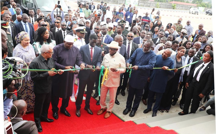 Sierra Leone : le président Julius Maada Bio inaugure le centre de conférences et le dépôt logistique de la CEDEAO à Lungi Sierra Leone : le président Julius Maada Bio inaugure le centre de conférences et le dépôt logistique de la CEDEAO à Lungi