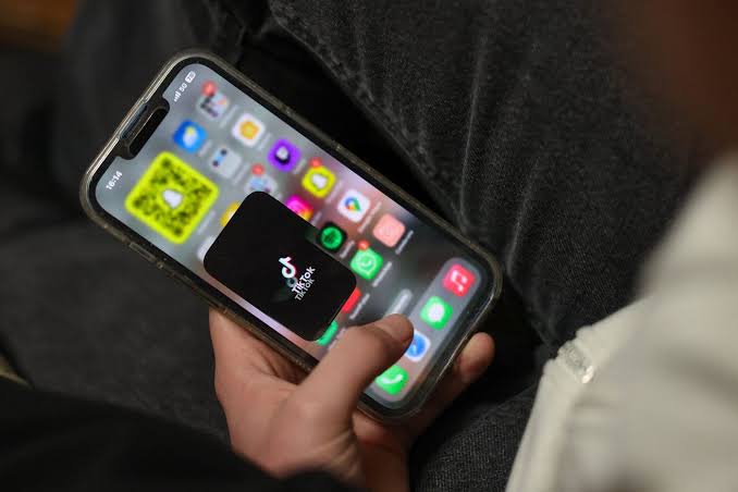 Protection des mineurs : le Parlement français adopte l'interdiction des réseaux sociaux aux moins de 15 ans