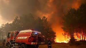 France: des dizaines de milliers d'évacués et des renforts aériens attendus après des incendies dans le Sud-Ouest