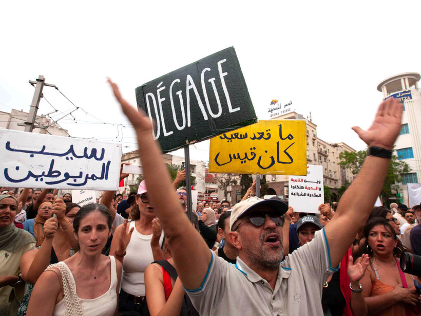 Tunisie: à Tunis, des milliers de personnes manifestent contre le pouvoir