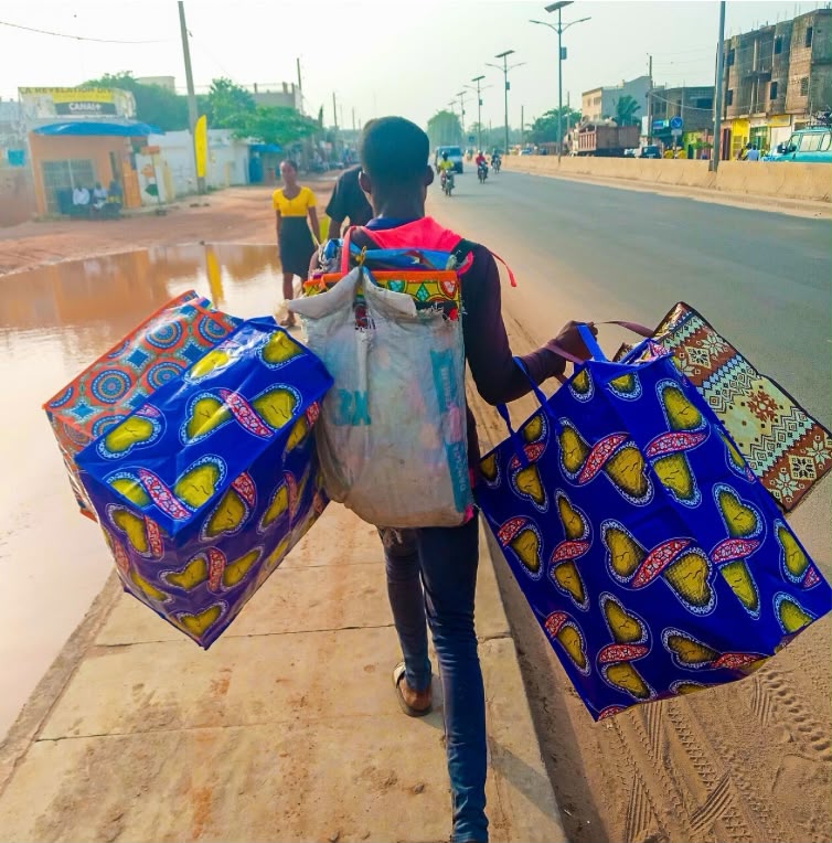 ​Entre chaleur, longues marches et revenus incertains : le quotidien des vendeurs ambulants à Dakar