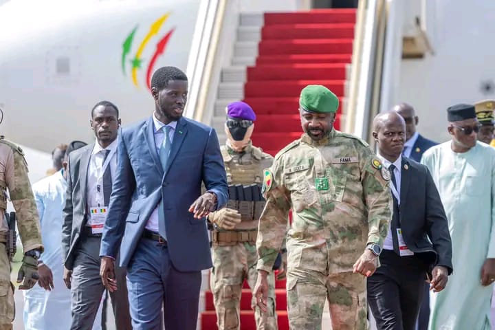 Bamako : Diomaye et Goita ont évoqué «les voix et moyens pour lutter efficacement contre les terroristes»