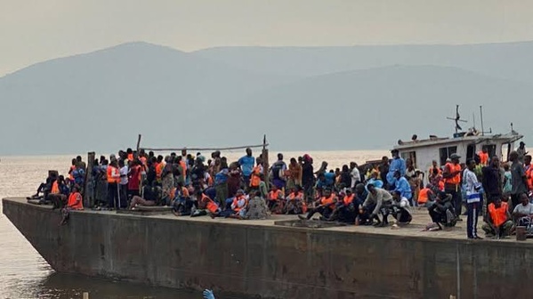 Ebola/RDC : le bateau libéré, un contrôle permanent installé en amont de Kinshasa