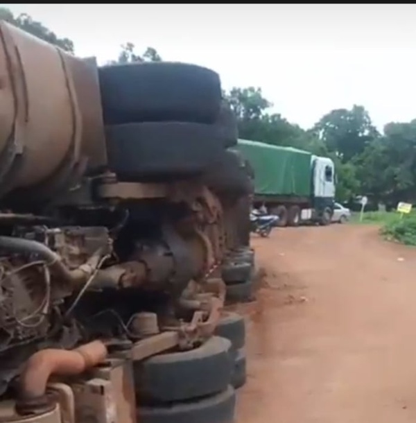 Accident sur l’axe Tanaff-Farim : un camion se renverse avec sa marchandise