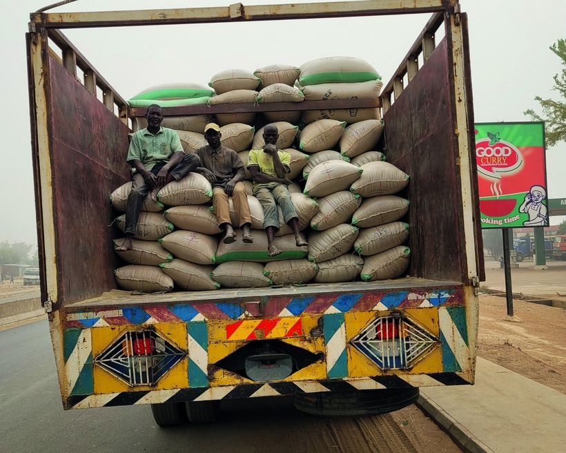Commerce alimentaire en Afrique de l’Ouest : 85 % des flux invisibles, soit 10 milliards de dollars qui échappent aux statistiques Commerce alimentaire en Afrique de l’Ouest : 85 % des flux invisibles, soit 10 milliards de dollars qui échappent aux statistiques