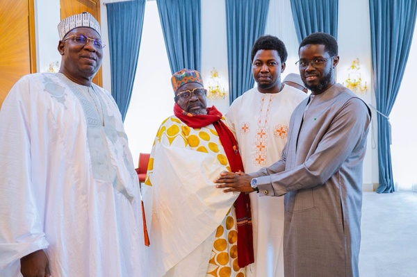 Diplomatie religieuse : Bassirou Diomaye Faye reçoit l'Imam Ratib de Médina Baye au Palais présidentiel Diplomatie religieuse : Bassirou Diomaye Faye reçoit l'Imam Ratib de Médina Baye au Palais présidentiel