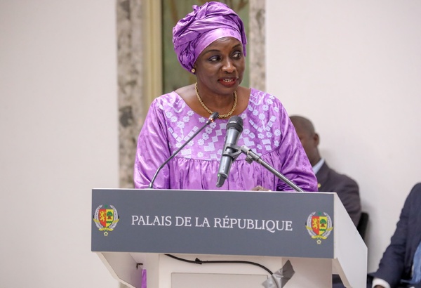 Mimi Touré à Sonko et ses députés:« Charité bien ordonnée aurait pu commencer par vous-même » Mimi Touré à Sonko et ses députés:« Charité bien ordonnée aurait pu commencer par vous-même »
