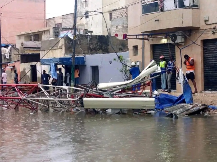 Fortes pluies à Dakar: un pylône radio (BTS) de la Sonatel s’effondre, aucun blessé enregistré