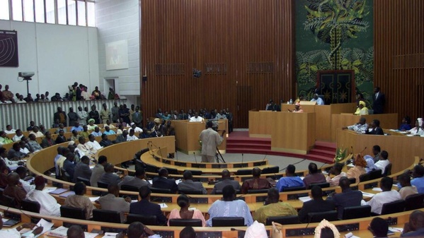 Emprunt de 650 millions d'euros et scandale de la dette : le groupe Takku Wallu Sénégal fait adopter une enquête à l'unanimité