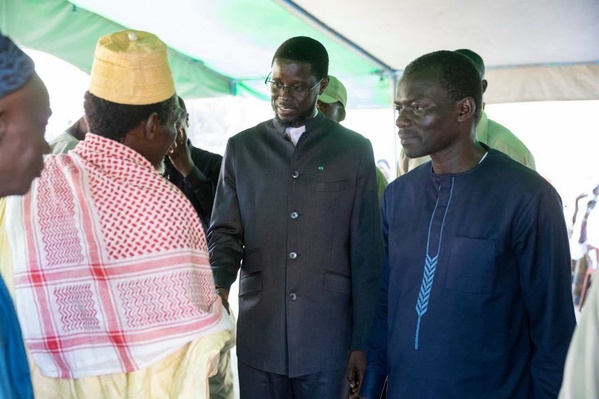 Ndiaganiao : le Président Bassirou Diomaye Faye présent aux obsèques de Demba Sène dans son village natal Ndiaganiao : le Président Bassirou Diomaye Faye présent aux obsèques de Demba Sène dans son village natal