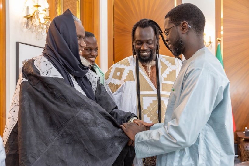 Palais : le Président Diomaye Faye reçoit Cheikh Ndiguel Sène et salue le rôle des guides auprès des jeunes Palais : le Président Diomaye Faye reçoit Cheikh Ndiguel Sène et salue le rôle des guides auprès des jeunes