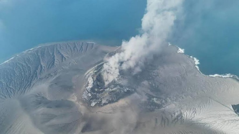 Indonésie: les vols suspendus dans six aéroports après l'éruption du volcan Krakatoa Indonésie: les vols suspendus dans six aéroports après l'éruption du volcan Krakatoa