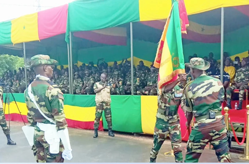 Mission CEDEAO en Gambie : le général Simon Ndour remet le drapeau national au 10e détachement