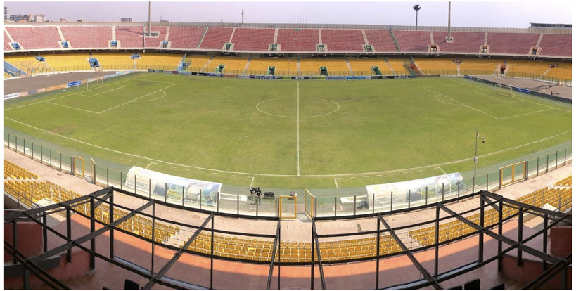 Alt: Terrain de football avant les qualifications africaines de septembre Alt: Terrain de football avant les qualifications africaines de septembre