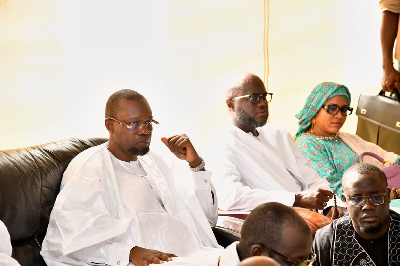 Décès de Sokna Momy Bousso : A Touba, Sonko présente ses condoléances à Serigne Fallou Sohibou Mbacké Décès de Sokna Momy Bousso : A Touba, Sonko présente ses condoléances à Serigne Fallou Sohibou Mbacké