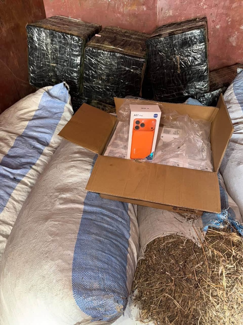Keur-Ayib : les Douanes saisissent 3200 téléphones cachés dans un camion de foin Keur-Ayib : les Douanes saisissent 3200 téléphones cachés dans un camion de foin