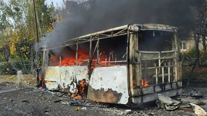 Ukraine: au moins 30 morts dans des frappes russes contre deux bus à Kramatorsk, Kiev également touchée