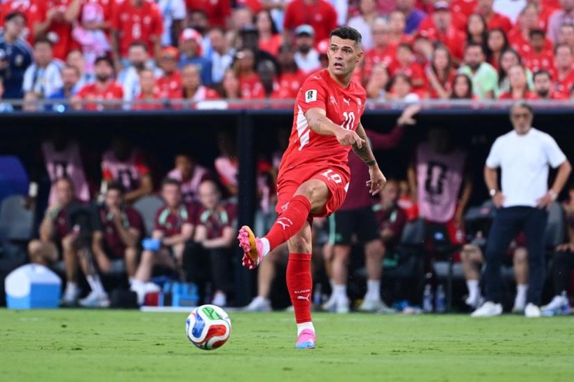 Suisse : le footballeur Granit Xhaka écope d’une amende et échappe à la prison pour des faux pass Covid
