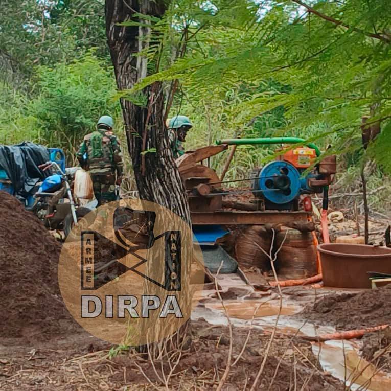 Tambacounda : la Zone militaire N°4 démantèle un site d’orpaillage clandestin sur la Falémé, 15 machines saisies