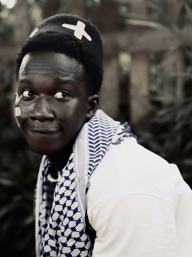 ​Latzo Dozé, « le roi de l’absurde » qui réinvente l’humour sénégalais 