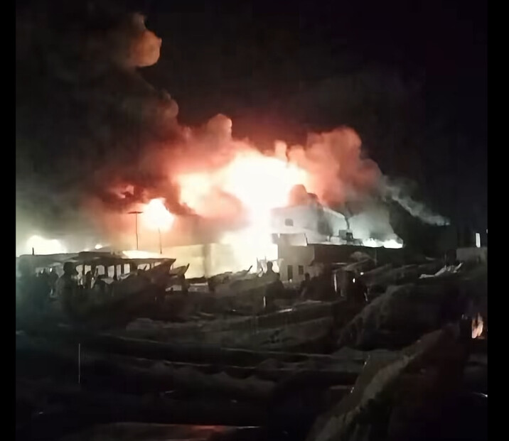 Incendie à Yoff : une usine de poissonnerie en feu, les pompiers sur les lieux 
