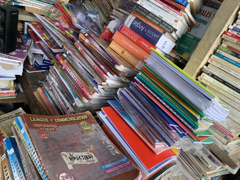 ​Livres scolaires : les parents à bout face aux prix et aux nouvelles éditions (REPORTAGE)