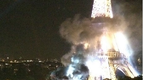 14 juillet : un camion prend feu à cause des feux d'artifices sous la tour Eiffel (IMAGES)