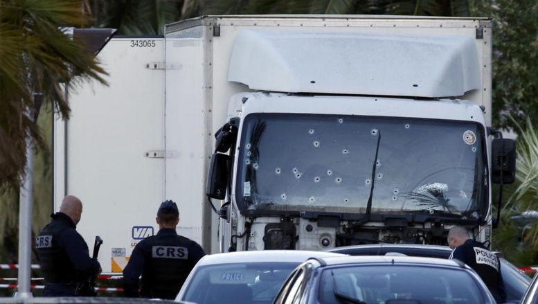Attentat à Nice : le bilan s’alourdit au moins 84 morts à Nice, le chauffeur du camion identifié
