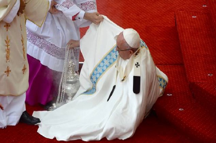 Le pape François chute aux JMJ en Pologne
