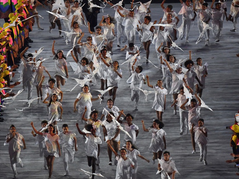 EN IMAGES. Cérémonie d'ouverture des JO : la flamme olympique s'est installée à Rio EN IMAGES. Cérémonie d'ouverture des JO : la flamme olympique s'est installée à Rio