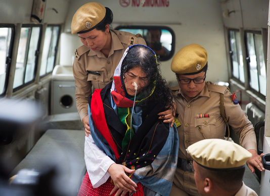 Inde : une militante des droits de l’homme met fin à seize ans de grève de la faim