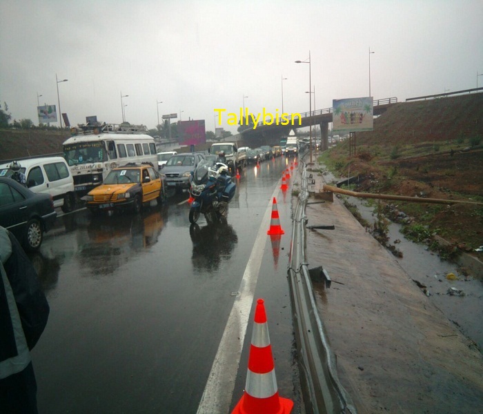 Le déluge fait des dégâts: un camion se renverse sur l'autoroute - embouteillages monstres