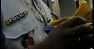 Filmé en train d'avaler une contravention, le policier ripou face à son destin