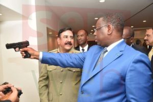 Photo buzz: Macky teste une arme au Pakistan 