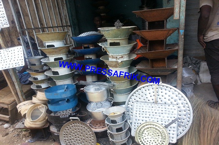 Reportage - Veille Tabaski: les vendeurs de fourneaux et de grillages cherchent clients 