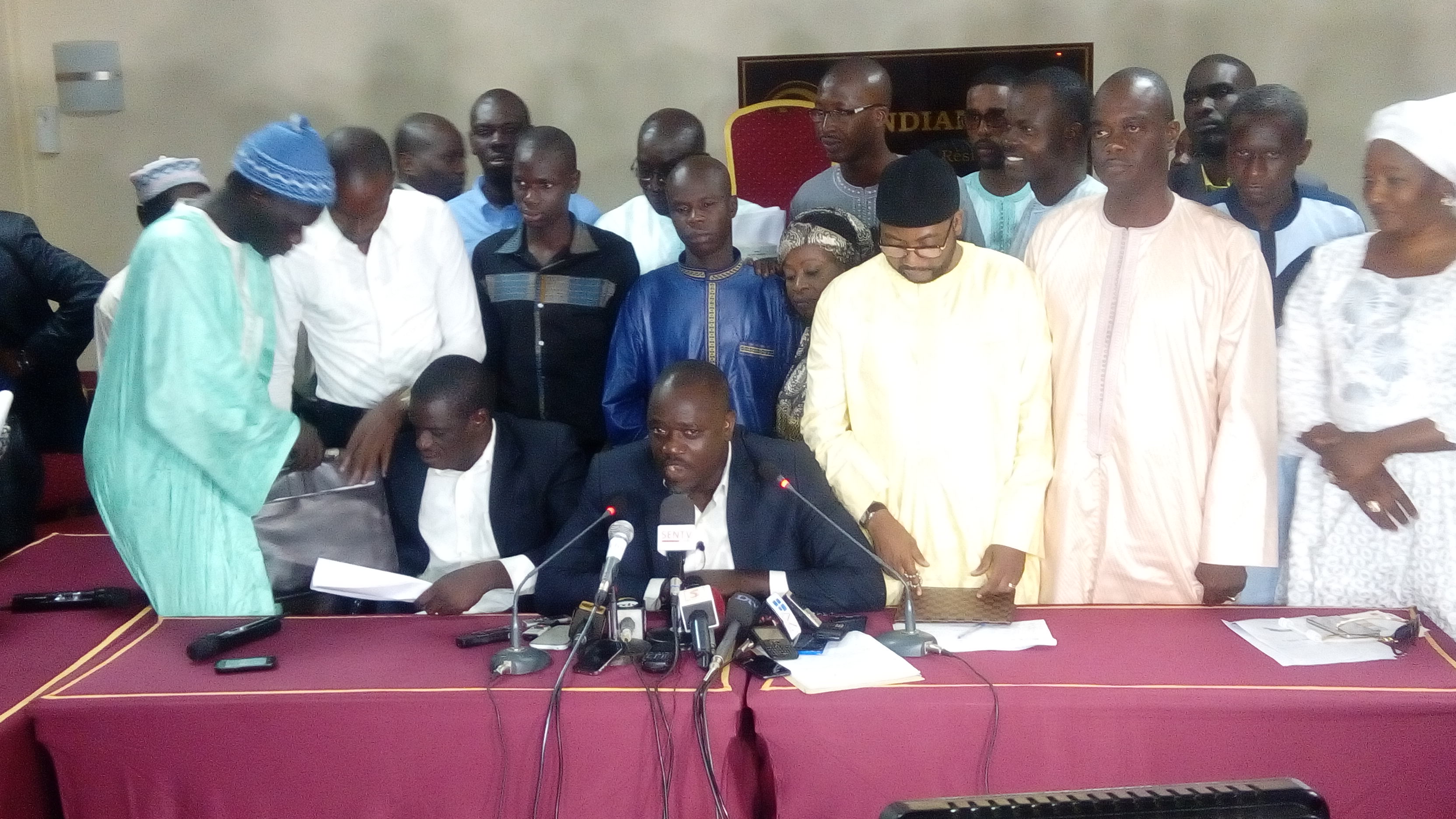 Le porte-parole du jour du Front et les autres plénipotentiaires des partis et mouvements membres de l'opposition