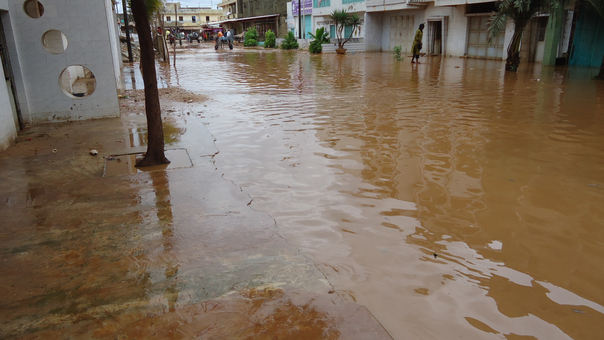 Inondations: La "citadelle" des Parcelles est tombée sous les eaux