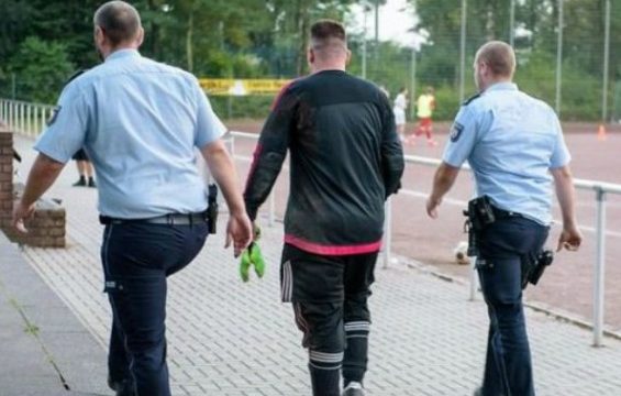 ​INSOLITE: UN GARDIEN DE BUT ALLEMAND INTERPÉLLÉ PAR LA POLICE APRÈS AVOIR ENCAISSÉ 43 BUTS