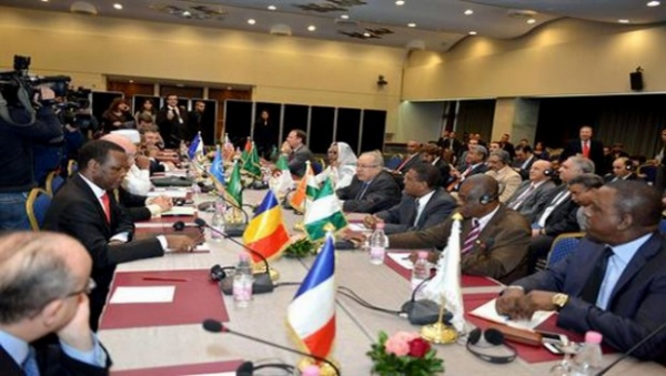 Mali: la médiation internationale, inquiète des combats autour de Kidal , menace de sanctions