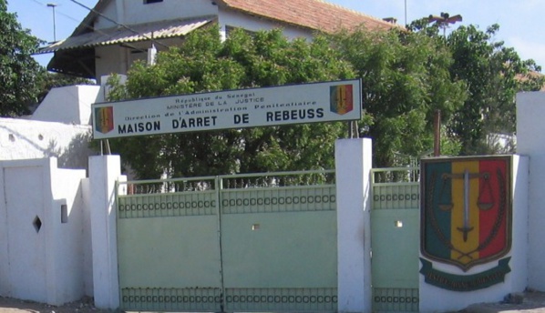 Fouille à Rebeuss : 20 sacs de 50 Kg contenant des téléphones portables, armes blanches et autres objets saisis