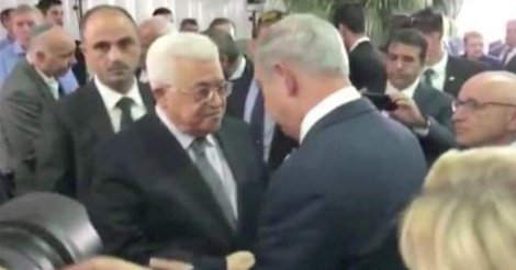 Netanyahu et Abbas se serrent la main aux funérailles de Shimon Peres