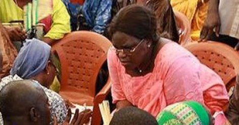Visite de la première dame à Yoff: des personnes du 3ème âge consultées