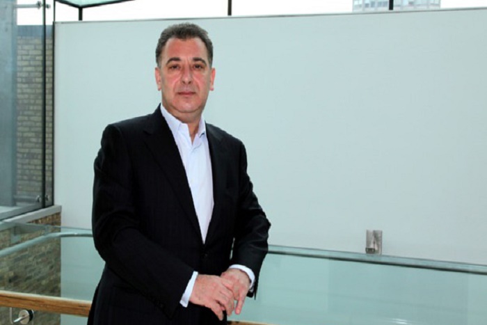 A la guerre comme à la guerre: Frank Timis porte plainte contre l’opposition