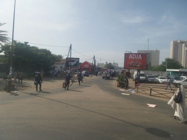 Marche de Mankoo Watù Senegaal - Les choses se dégradent: les forces de l'ordre lâchent les grenades lacrymogènes