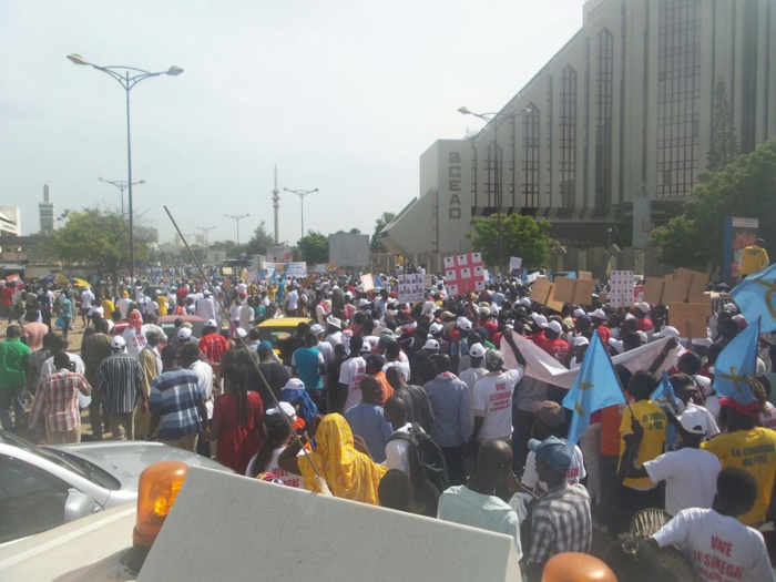 Marche de Mankoo Watù Senegaal - Les choses se dégradent: les forces de l'ordre lâchent les grenades lacrymogènes