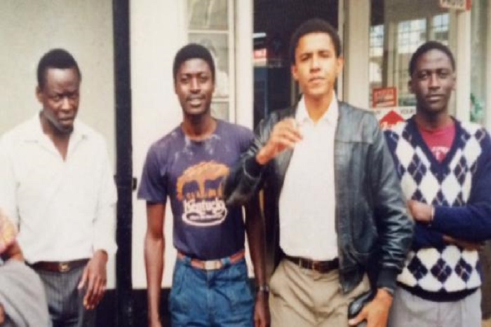 Le clan Obama, Luthuli avenue, Nairobi, 1986. De gauche à droite, Saïd, son plus jeune oncle. Mustapha Abo Obama, demi-frère, né du premier mariage du père d'Obama. À droite d'Obama, Roy, autre demi-frère, converti à l'islam, il s'appelle désormais Malik. Collection privée