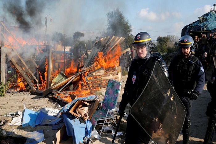 Le démantèlement de la «jungle» de Calais, malgré les résistances et les feux